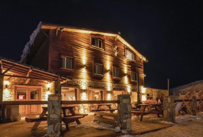Chalet 1950 Uludağ – dağ manzaralı ahşap dağ evi, şömineli odalar ve kış atmosferi